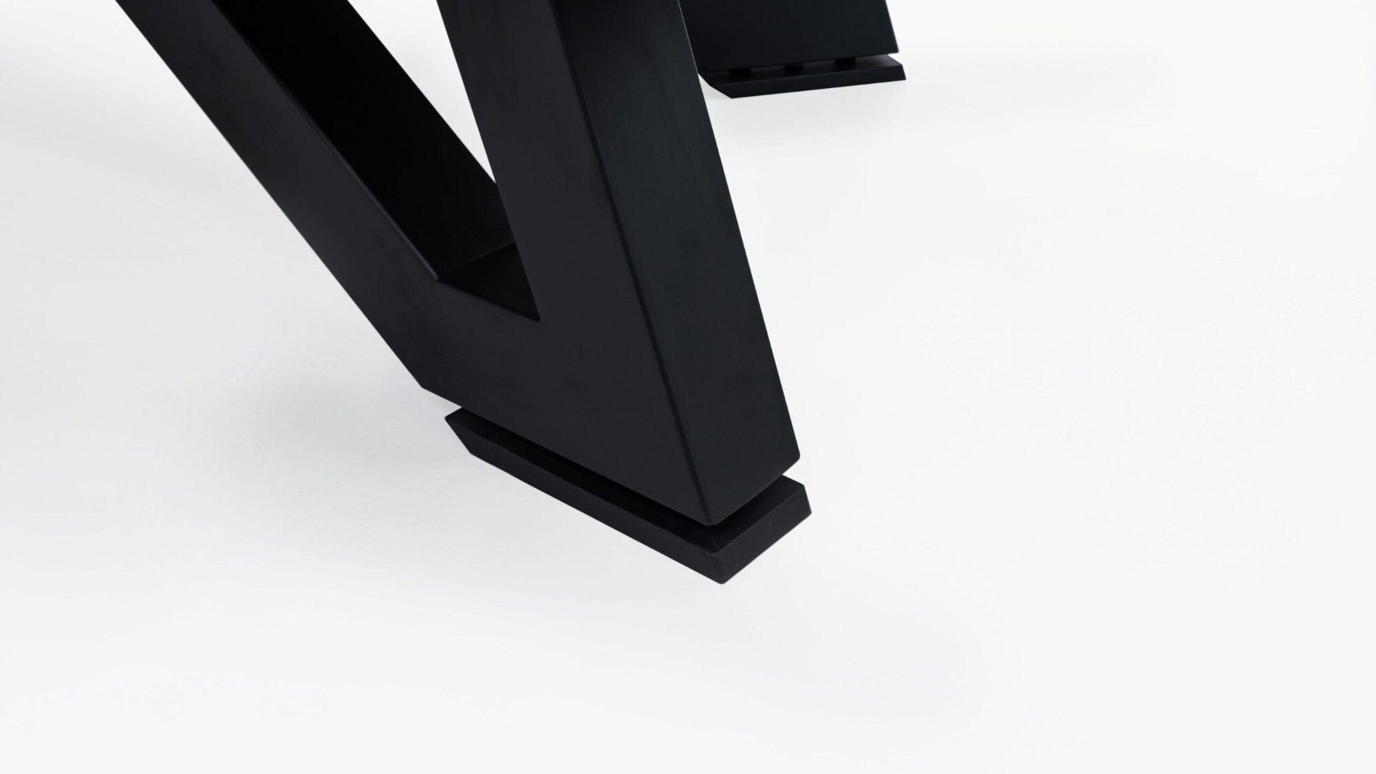 Rasson Wolf black leg foot and leveler detail